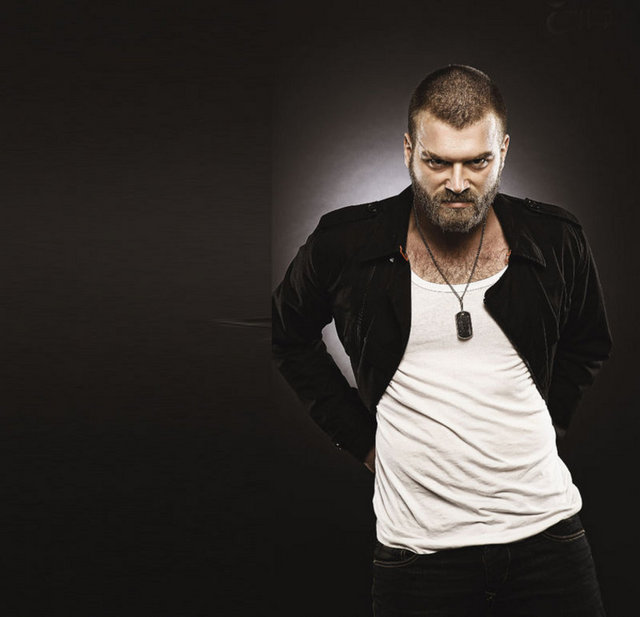 * Bir kadında en çok neyi beğenir, neyi takdir edersiniz? -  - - Makyaj yapmayan, çok sade, mümkünse koca koca topuklu ayakkabılar giymeyen, doğal, kendi gibi olan, her gün saçı başı yapılmış, sabahın sekizinde kuaförden çıkmış gibi görünmeyen kadınları beğeniyorum. Erkeğin de, kadının da kendisiyle çok uğraşması hoş gelmiyor. Yoksa herkese saygım var. Ama bu benim kendi görüşüm. Yok denecek kadar az makyaj, doğal bir yüz, sadelik bana samimi ve güzel gelir.