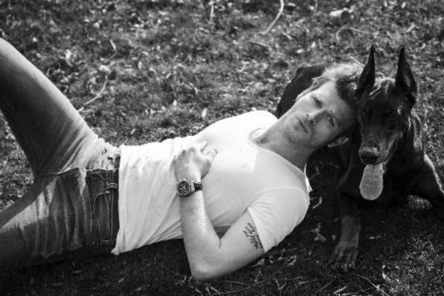 * Başarı, şöhret, herkesin ilgisi, bulunduğunuz nokta, nasıl oldu da sizi hiç şımartmadı? -  - - Yetiştirilme tarzıyla ilgili. Rol aldığım sinema filmini izlediğimizde tatmin olursak, "Vay be, güzel iş yapmışız" diyebiliyorsak; benim için en büyük servet bu. Çocukluğumdan beri azla yetinen, parayla pulla kandırılamayacak bir tipim. Bir şeyi seviyorsam çocuk gibi onun peşinden giderim. Sorgu sual yok. Ucunda ne olursa olsun, sadece sevmem yeterli. İnsanın böyle hissetmesi, yaşamış olduğu en küçük sosyal çevrede başlıyor; yani ailede. Bazen hâlâ bulunduğum yere, insanların hakkımda söylediklerine inanamıyorum. Çünkü bunların hiçbirini hayal etmemiştim.