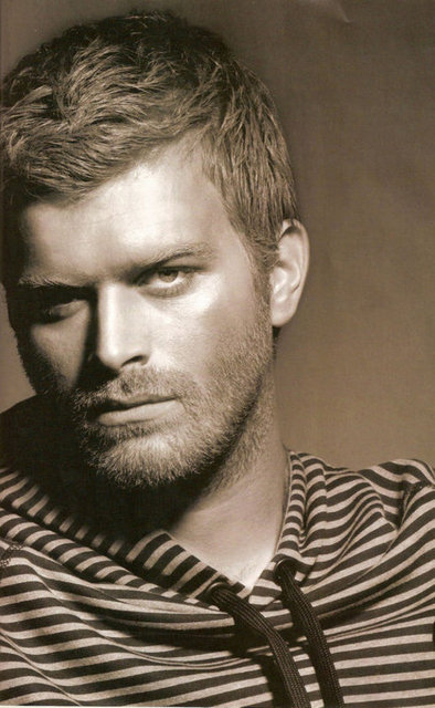 * Kader-kısmete inanır mısınız? -  - - Yanılmıyorsam vücudumuzun dörtte üçü su. Bir örnek vereyim: Yüzme bilmeyen bir insanın denizden korkması onu sadece suyun dibine iter, batırır. Yani yüzme bilmeyen bir insan, sadece deniz fotoğrafından korkup kendini batıracağı bilinciyle suya girdiği için batar. Sen ne kadar çırpınırsan, o kadar batarsın. Çırpınmayıp hayatı akışına bırakacaksın. Çırpınıp illa bir taraflara gitmeye çalışırsan, seni "dalga" alır, bir o yana, bir bu yana vurur, ağzın burnun paramparça olur. Kendini serbest bıraktığın zaman gideceğin yere çok daha rahat gidersin. Her zaman buna inandım.