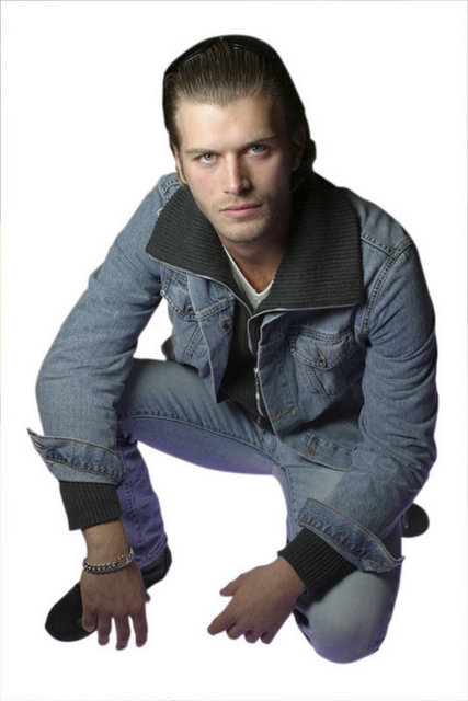 * Bu teknolojinin olmadığı bir dönemde yaşamayı ister miydiniz? -  - - Hâlâ mektupların yazıldığı bir dönemi istiyorum. Hem de yoğun bir şekilde... Geçmişte birçok mektup yazdım, birçok mektup aldım. Neyse ki ajansıma hâlâ dünyanın her yerinden adıma mektuplar geliyor. Mümkün olduğu kadarını okuyor, bazılarına cevap yazıyorum. En büyük dileğim, dizi bittikten sonra cep telefonunu kapatıp fırlatmak ve kimsenin bana ulaşamayacağı bir yere tatile gitmek.