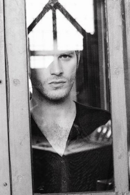 * Kalabalık bir ailede büyümenin en büyük artısı ne? -  - - Dünyadaki en büyük zenginlik insanın ailesi. İyi ki çok çocuklu bir ailede büyümüşüm. Ben de bir gün evlenirsem herhalde birkaç çocuk yapmak isterim. Tek çocuk olan çok arkadaşım var. Ne zaman bize gelseler dünyanın en mutlu insanları olurlardı. Evdeki durum şu: Her odadan bir ses çıkıyor. Gülüşmeler, hoşsohbet, tartışma, hepsi var. Evin her santimetrekaresi yaşıyor. Bende kız kardeş var, ağabey var, abla var... Kardeşlerimi gece arasam veya kapılarını çalsam, "Niye geldin, şu anda uyuyoruz" demezler.