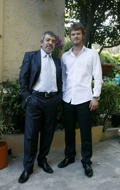 * Sezgilerinize güveniyor musunuz? -  - - Hem de çok! Herhalde en büyük servetim bu. Bir Akrep erkeğiyim. Burçlarla ilgilenen bir adam değilim ama kulaktan dolma, gazete köşelerinden öğrendiğim kadarıyla tam benlik olan, beni anlatan bir özelliğim var: Akrep burcunun sezgileri çok kuvvetlidir. Ben aynen şöyleyim: Hani Örümcek Adam bir tehlike sezdiğinde etrafı komple kararır ya... Sıkıntılı bir ortamı, sevmediğim bir insanın varlığını, bir sorun çıkacağını hissedersem benim de etrafım aynen öyle karanlık oluyor; böyle bir durumu hissediyorum. Ve bir insanın gözlerine bakarken de çok şey anlıyorum.