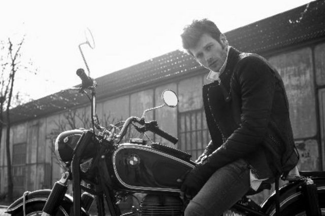 ANLATACAK HİÇBİR ŞEYİM YOK - * "Kelebeğin Rüyası"nı henüz (bu röportaj yapılırken) izlemedik, ancak "Kuzey Güney"deki performansınız için herkes, büyük ustalar bile yıldızlaştığınızı söylüyor. Arada bizim bilmediğimiz ne oldu da oyunculuğunuz bu kadar gelişti? -  - - Olgunlaştım. Birisi beynimin içerisine oyunculuğun hammaddesini koymadığına göre... İlk diziden son çalışmama kadarki süreçte dokuz yıl geçti. Gayet basit şeylerle mutlu olan bir insanım. Kendimi anlatmaktan nefret ediyorum, çünkü bence kendimi anlatacak hiçbir şeyim yok. Çalışmaktan mutlu olan, çalışmalardan kafasını kaldırmayan, onun dışındaki zamanları ailesiyle, sevdiği dostlarıyla birlikte evde geçirmeye çalışan bir insanım. Köpeğim var. Hatta köpeğim için "Bir tane evladım var" diyorum, adı Pars. -