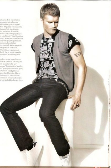 * Bunu hep biliyor muydunuz? -  - - Hayır tabii ki, nasıl bileyim? Ben de şu ana kadarki çırpınışlarımdan sonra öğrendim bunları. Baktım ki her yere çarpıyorum, kolum morarıyor, şişiyor, zarar görüyorum. Nehir çok azgın... Oysa gideceğin adres belli, sakin ol, üç durak sonra oradasın. Bir kuvvet seni zaten o yere götürüyor.