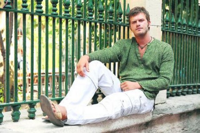 TELEFONU, BİLGİSAYARI İCAT EDENLERİN KULAKLARINI ÇINLATIYORUM - * "Kelebeğin Rüyası"nı da konuşalım... -  - - Müthiş bir kadro... Mert Fırat, Belçim Bilgin, Farah Zeynep Abdullah, Ahmet Mümtaz Taylan, Taner Birsel, herkes, tüm ekip harikaydı... Yılmaz Erdoğan bize böyle müthiş bir senaryoyu armağan etti; hem yazdı, hem yönetti hem de oynadı. Mert Fırat'ın bu kadar egosuz, pozitif, güler yüzlü bir insan olması beni çok motive etti. Filmi çekerken bütün Zonguldak, orada yaşayan herkes, hatta bitkiler, hayvanlar, kuşlar, kelebekler, böcekler, yunus balıkları, tümü adeta bize yardım etti. Hepsine binlerce teşekkürler. Kameranın arkasında o kadar büyülü şeyler yaşadık ki... Yani bizim filmimiz olmaktan çıktı, onu doğa da, insanlar da sahiplendi. Ben senelerce sinema filmi çekmedim...  -