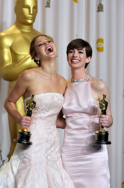 JENNIFER LAWRANCE, ANNE HATHAWAY 