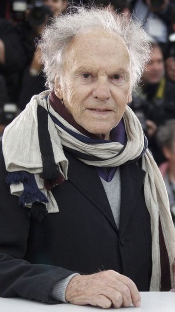 Hayat arkadaşı Georges elinden geldiğince Anne'ye yardım etmek için çırpınır. Kızları Eva da elinden geldiğince yanlarında olmaya çalışır.