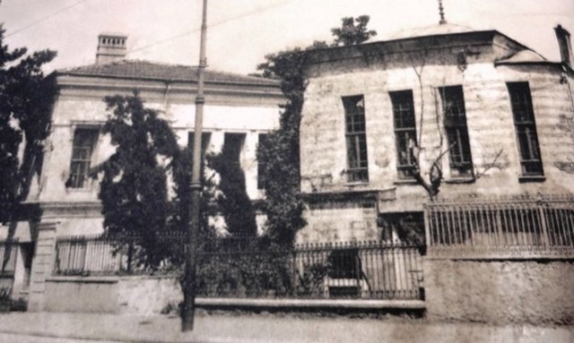 HÜRREM SULTAN'IN ESERLERİ - Sıbyen Mektebi - Medresenin doğusun­da yer alan Sıbyan Mektebi, yanyana iki birimden meydana gelmektedir. Bi­rinci kısmı iki cephesi sütunlu açık ders­hane, ikinci kısmı ise kapalı dershanedir. Binanın önünde bulunan havuzlu alanın oyun bahçesi olarak düzenlendiği düşünülüyor.Yapılış tarihi bilinmeyen mekteb sadece Müslüman çocukları için vakfedilmiş olup dini eğitim şart koşulmuştur.