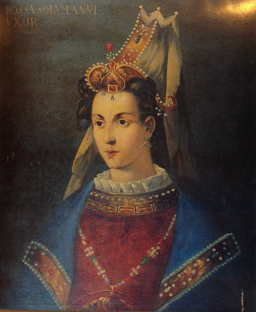 HÜRREM SULTAN - Tarihçiler, Hurrem Sul­tan'ın Rus asıllı olduğunu, Ukrayna'da, 1506 yılında doğduğunu ifade etmektedirler. Saçının kızıla çalan rengi nedeniyle adının Roza, Rossa veya Roxialene olduğu belirtilmektedir.