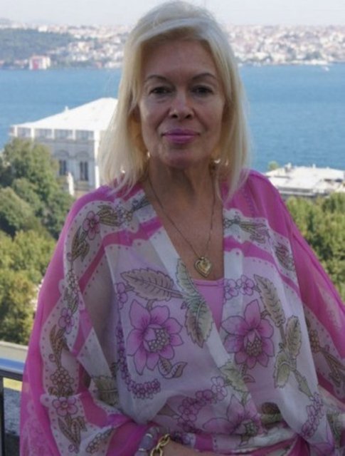 Nilüfer Cem  - Sultan Abdülmecid'in torunu Şehzade Burhaneddin Cem Efendi'nin kızı 1953 Amerika doğumlu. Psikoloji okudu İsviçre'de yaşıyor. -