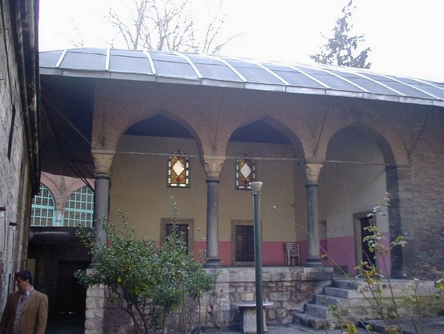 HÜRREM SULTAN'IN ESERLERİ - Haseki Külliyesi İmareti - Haseki Caddesi üzerinde külli­yeye girişi sağlayan üçüncü kapı imarete aittir. Kitabesinde 1550 (h.957) yılında yaptırıldığı belirtilen İmaret, kuzey­de üç, doğu ve batı yönlerinde beş ke­merli bir revakla çevrilmiş ve revaklar baklava başlıklı sütunlara oturtulan pandantifli kubbelerle örtülmüştür. Günümüzde imarethanede yemek pişirilip yenmekte bir bölümü ise kütüphane olarak hizmet vermektedir.