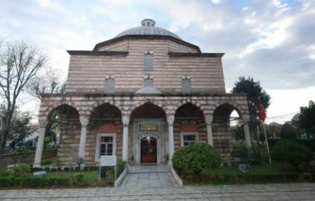 HÜRREM SULTAN'IN ESERLERİ - Haseki Hürrem Sultan Cami - 945 (1538-39) yılında inşa edilen cami kare mekânlı ve tek kubbeli ve tek minarelidir. Daha sonra cemaate yeterli gelmemesi nedeniyle 1612 yılında Sultan I. Ahmed zamanında iki sütun ve bir kubbe daha ilave edilerek büyütülmüştür. Günümüzde de cami olarak hizmet vermektedir.