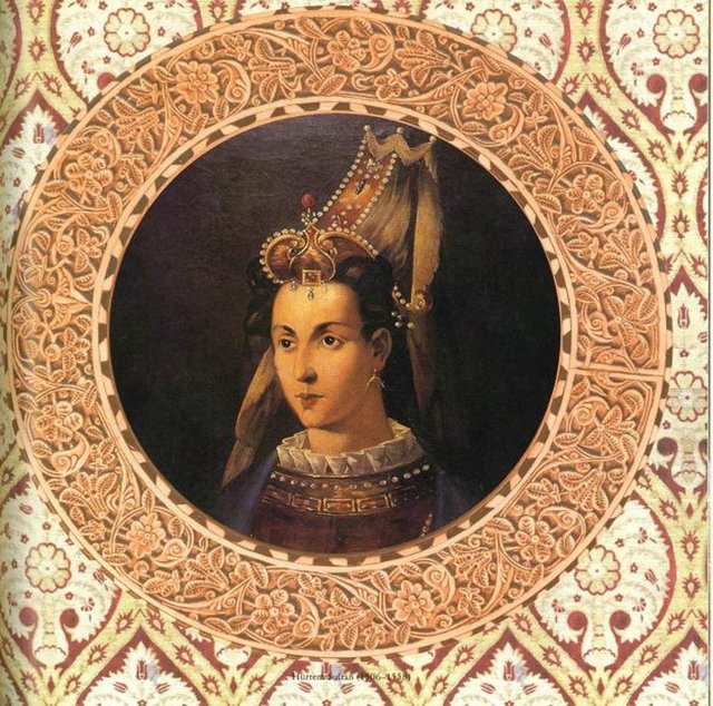 HÜRREM SULTAN'IN ESERLERİ - Osmanlı ailesinde güzel bir gelenek vardı. Küçük yaşta ölenler de dâhil, hane­dan mensuplarından geride kalan eşyalar titizlikle saklanırdı. Yalnız hanımların ve kız ço­cuklarının eşyaları bu geleneğin dışında bırakılırdı. İşte bu adet Hurrem Sultan'ın vefatında değişikliğe uğradı. Merhumenin özel eşyaları sarayda ve türbesinde muhafaza altına alındı. Ara­larında zarif işlemeli örtüler, kaşbastılar ve mücevherlerin de bulunduğu bu şahsi eşyalar, halen Topkapı Sarayı Müzesi ile Türk İslâm Eserleri Müzesi'nde sergilenmektedir.