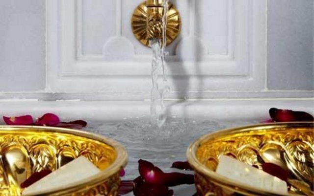 Altın kaplama hamam tası.