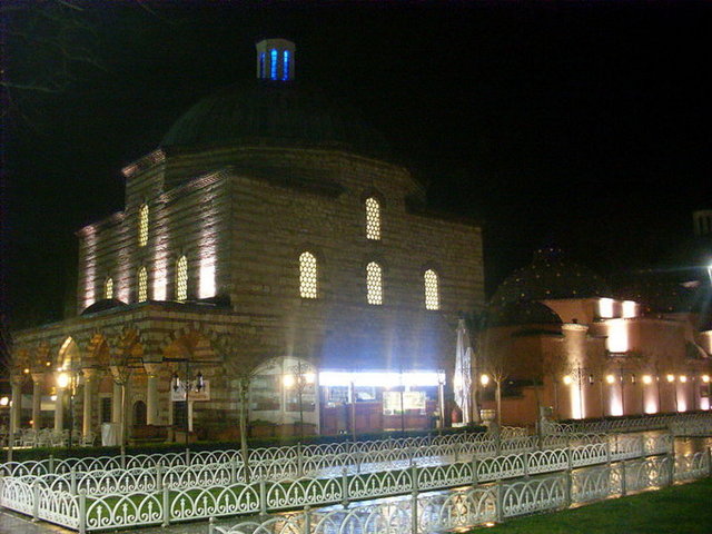 Şehzade Cihangir Cami: Tophaneye hakim olan büyük tepe üzerindeki mübarek camidir. - Bağdat'ta: İmamı âzam hazretlerinin nurlu mezarı üzerine sağlam bir kale, bir cami, güzel bir imaret, yüksek bir türbe ve akıl hastanesi inşa edilmiştir. - Yine Bağdat'ta Şeyh Abdülkadir-i Geylanînin mübarek mezarı üzerindeki yüksek kubbe yenilenmiş, cami yeniden onarılmış, imaret ve daha başka hayratlar yenile­nmiştir. - Konya'da: Mevlana Celaleddin hazretlerinin türbeleri yakınında iki minareli yüksek bir cami, güzel bir mes­cit, imaret ve dervişler için odalar ve benzerleri yapılmıştır. - Şam'da: Yüksek bir cami, medrese, imaret... - Mekke'de: Dört mezhep için ayrı ayrı dört büyük medrese bina ettirdi ve Rum ülkesinde uygulanan ku­rallara göre on beşer öğrenci ve birer müderris yardımcısı ta­yin etti.