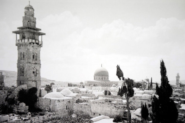 HÜRREM SULTAN'IN ESERLERİ - Kudüs İmareti - Hürrem'in en önemli vakıflarından birisinin bütün dinlerce önem verilen Kudüs'ün Osmanlı Devleti'nin fethinden sonra yapılan ilk büyük Osmanlı hayrı olan Kudüs Haseki Sultan İmareti ve imarete bağlı vakıf tesisleri olduğu bilinmektedir. Kudüs'ün ilk önemli yapısıdır.