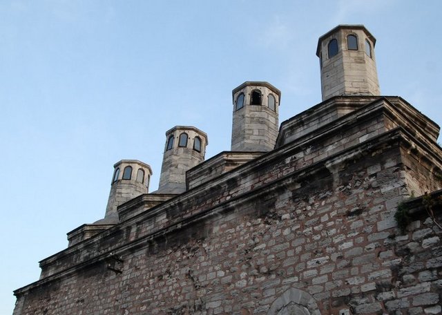 HÜRREM SULTAN'IN ESERLERİ - Darüşşifâ - Osmanlı mimarî tarihin­de bir benzeri daha bulunmayan orijinal bir yapı olan Haseki Darüşşifası giriş kapısındaki kitabeye göre, 1550 (h. 950) yılında bitiril­miştir. Mimar Sinan'ın, yaptığı eserler içinde en mükemmel mekân dü­zenlemesini gerçekleştirdiği yapı olarak bilinmektedir. Giriş kapısından sonra sekizgen plan­lı açık bir avlu ve bu avluya bakan yüksek kemerli muayene bölümleri yer almaktadır. Po­likliniklerden sonra ise iç kısımlardaki kubbeli doktor ve hasta odaları bulunmaktadır.