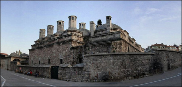 HÜRREM SULTAN'IN ESERLERİ - Haseki Külliyesi - 1551'de Haseki Hürrem Sultan, Mimar Sinan'a yaptırmıştır. Mimar Sinan'ın hassa başmimarı ol­duktan sonra yaptığı ilk eserdir. XIX. Yüz­yıldan itibaren Haseki adıyla anılan Avratpazarı semtinde kurulmuştur. Cami Haseki cad­desinin bir yanında, medrese, sıbyan mektebi, imaret ve dârüşşifâ ise diğer ya­nında yer almaktadır.