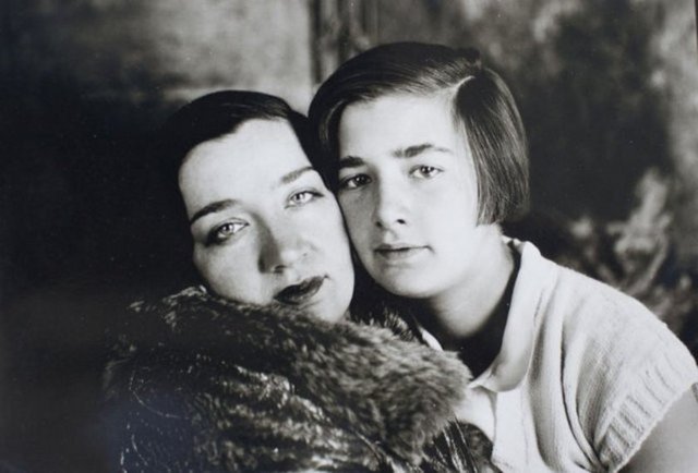 Naciye Sultan ve kızı Mahpeyker   - Osmanlı Padişahı Sultan Abdülmecit'in torunu ve Şehzade Süleyman Efendinin kızı olan Naciye Sultan, 1957'de hayatını kaybetti.  -