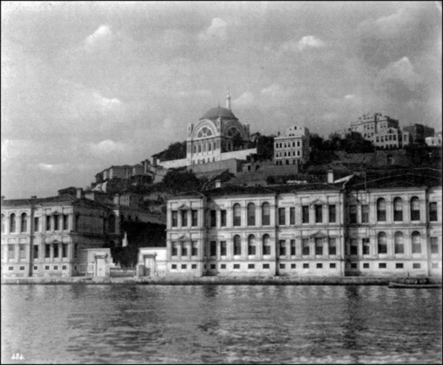 HÜRREM SULTAN'IN ESERLERİ - Cihangir Cami - Kanuni Sultan Süleyman tarafından oğlu Şehzade Cihangir için yaptırılmıştır. Tophaneye hakim olan büyük tepe üzerindeki mübarek camidir. - Bir rivayete göre Şehzade Cihangir, üvey abisi Mustafa'nın ,annesi Hürrem Sultan tarafından düzenlenen bir komplo sonucu öldürülmesinden sonra üzüntüsünden,22 yaşında intihar etmiştir.