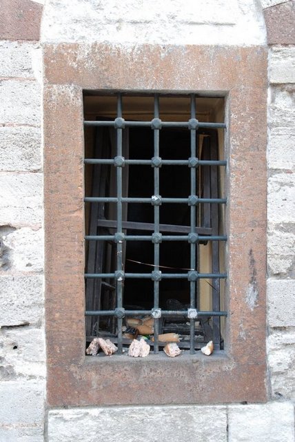 HÜRREM SULTAN'IN ESERLERİ - Haseki Hürrem Sultan Medresesi - Klasik tipte bir yapı olan medrese caminin karşısında bulunmaktadır. 946 (1539-40) yılında inşa edil­miştir. Dershanesi kapının karşısındaki revakın or­tasında yer almaktadır. Dershanenin iki yanına altı, avlunun iki yanına ise on oda yerleştirilmiştir. Müderrislere günde elli akçe, on altı talebeye günlük ikişer akçe, muide ise beş akçe verilmesi şart koşulmuştur. Bugün odaları yatakhane, dershanesi ise mescid olarak kullanılmaktadır.