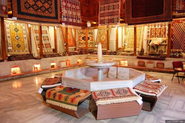 HÜRREM SULTAN'IN ESERLERİ - Haseki Hamamı - Ayasofya Haseki Hamamı, Hürrem Haseki Sultan tarafından, 1556 yılında, hayrat olması amacıyla Mimar Sinan a yaptırılmıştır. Klasik devir Osmanlı hamamları uslubundaki yapı, çifte hamam şeklinde ve 75 m uzunluğundadır. Bu hamamda, Türk hamam mimarisinde bir yenilik olmak üzere ilk defa kadınlar ve erkekler kısmı aynı eksen üzerinde yapılmıştır. - Erkeler kısmı cephesinde diğer hamamlardan farklı olarak ortasında bir kubbe olan sütunlu bir revak yer alır. Kubbe ve revak tavanı tuğla dekor ile süslüdür. - Kadınlar tarafı da erkekler tarafıyla aynı plandadır. Fakat bu kısımda soyunmalık erkekler tarafındakinden daha küçüktür.