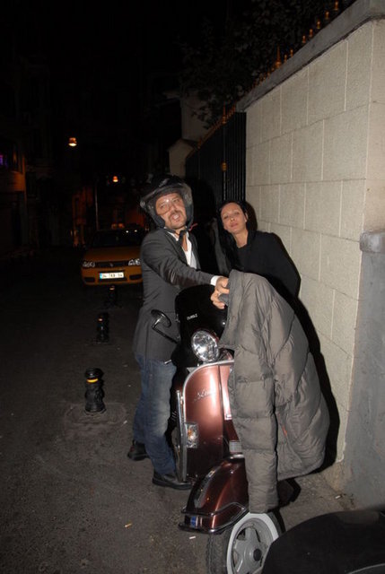 Oyuncu İlker Aksum  bir kız arkadaşıyla Beyoğlu Hayal Kahvesi'nde eğlendi.