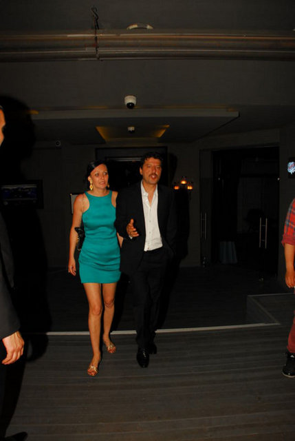 Sezona veda eden "20 Dakika" dizisinin final eğlencesi önceki gece Reina'da yapıldı. Tuba Büyüküstün'ün ikiz çocuklarıyla ilgilendiği için katılamadığı eğlencede gönlünce eğlenen İlker Aksum, mekandan menajeriyle beraber ayrıldı.