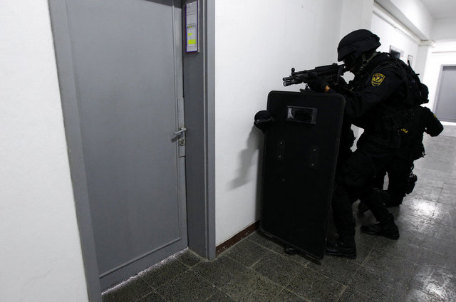 Eğitimler kapsamında tim üyeleri bina, uçak, tren ve kara araçlarından rehine kurtarmanın yanı sıra birçok eğitim alıyor.