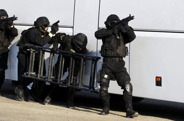 Tim personeli süratli, hareketli, yakın mesafeden, çabuk atış tekniği başta olmak üzere farklı atış eğitimlerden geçiyor.