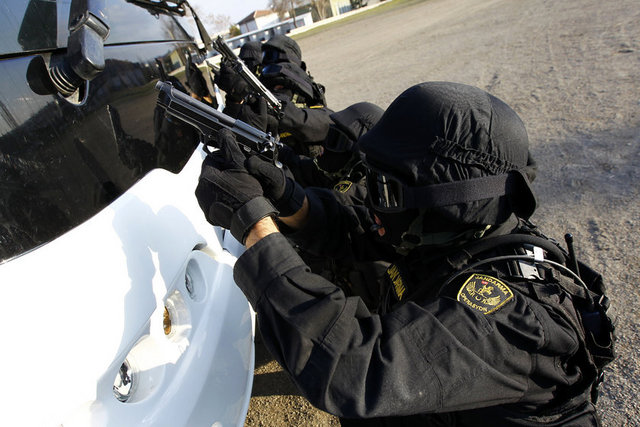 Zorlu spor eğitimi de alan tim üyeleri, atış eğitimlerinde interaktif atış poligonunu da kullanıyor.