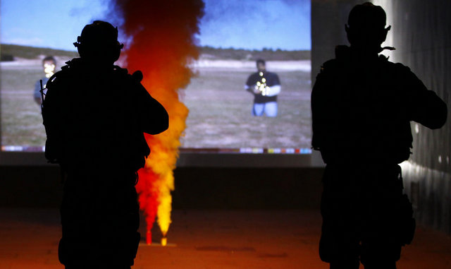 Rehinelerin güven içinde otobüsten çıkarılmalarının ardından operasyon başarıyla tamamlanıyor.