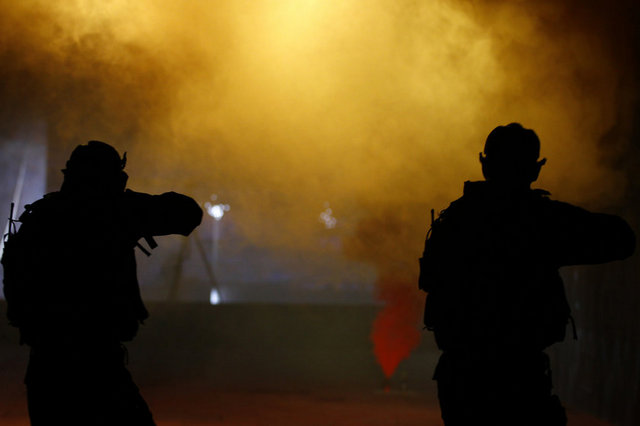 Binada yapılan rehine kurtarma operasyonunda ise tim üyeleri son teknoloji ekipmanları kullanıyor.