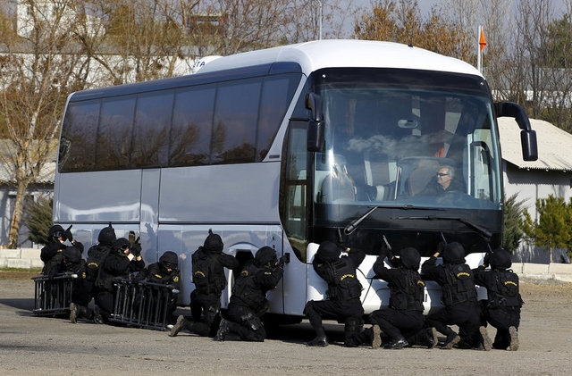 Operasyon timleri binadan ve otobüsten rehine kurtarma operasyonlarının eğitimlerini de yapıyor.
