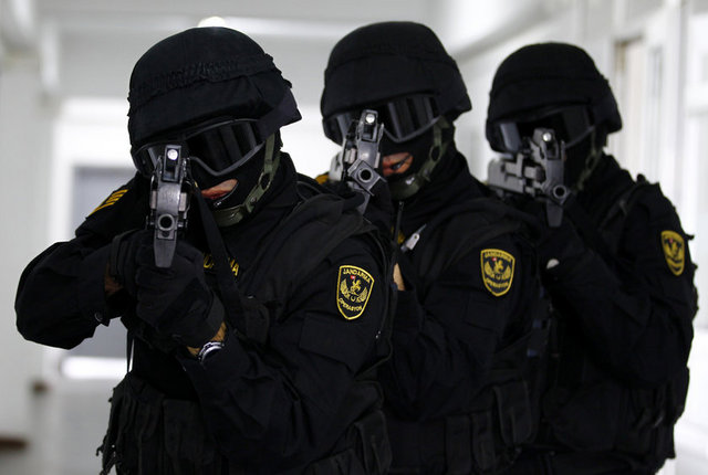 JÖAK, personelini seçerek alıyor. Bu birliğe katılmak isteyen jandarmalar, Jandarma Genel Komutanlığı'na dilekçeyle başvuruyor.