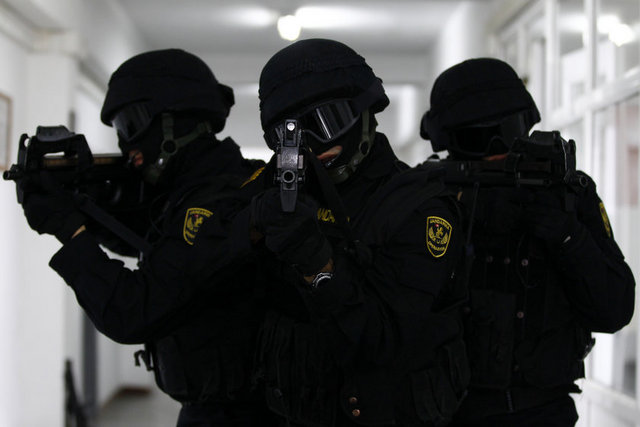 Rehine kurtarma ve özel operasyonlarda uzman Jandarma Komando Operasyon Taburu'nun özel operasyon timlerinin eğitimlerini görüntüledi.