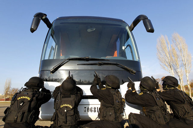 Tim görevlilerinin eğitimleri yıl boyunca aralıksız devam ediyor. Görevlerinde hataya yer olmayan tim görevlileri bunun için her hareketi defalarca tekrarlıyor. Tim üyeleri paraşütle atlama eğitimi de alıyor.