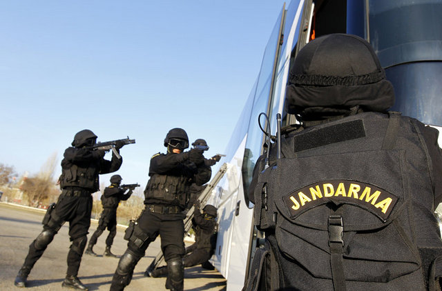 Yurt dışındaki diğer özel birimlerde de bulunan bu poligonda tim üyelerine bilgisayardaki programlar sayesinde gerçek görev ortamları sağlanıyor.