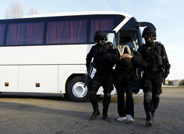 Bir tim üyesinin otobüsün kapısını açmasının ardından tim personeli otobüse giriyor.