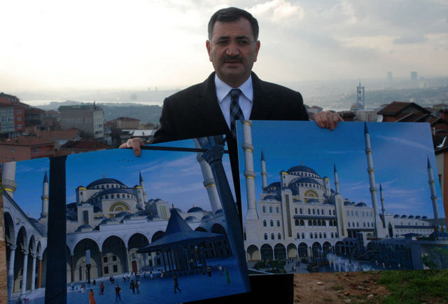 Kara, caminin yapılacağı Çamlıca Tepesi'nde yaptığı açıklamada, yapılacak camiyle ilgili proje yarışmasının sona ermesinin ardından, derneğin avan projeyi kabul ettiğini anımsattı. Kara, avan projeye göre uygulama projelerinin çizilmeye başlandığını anlatarak, buna göre Üsküdar Belediyesi olarak ruhsatı verdiklerini ifade etti.