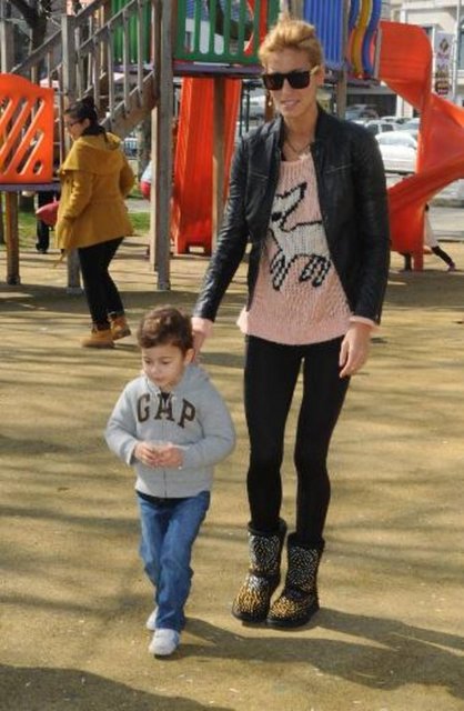 Havaların ısınmasını fırsat bilen Çağla Şıkel büyük oğluyla sahilde kuşlara yem verdi