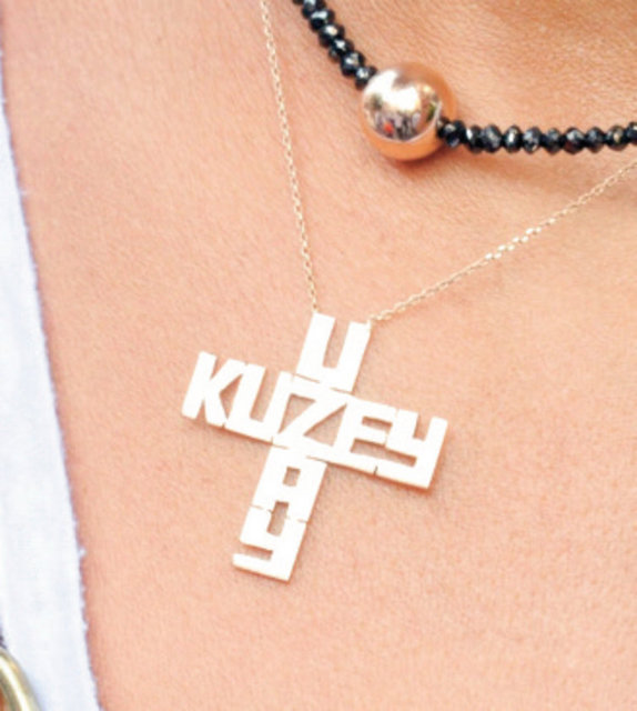 Çağla Şikel, boynundaki haça benzeyen kolyeyi soran gazetecilere Şikel, "Kolyeye çocuklarımın isimlerini yazdırdım. Böyle güzel ve uygun oldu yani o haç değil, benim Müslüman olduğumu herkes biliyor" diye cevap verdi.