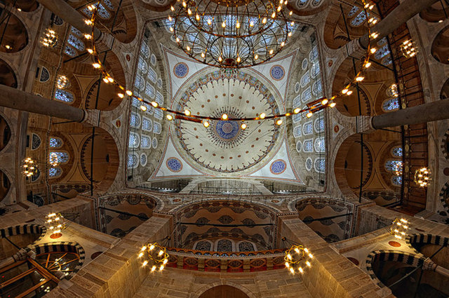 Yine iddialara göre Sinan'ın Mihrimah Sultan'ın eşi Rüstem Paşa için yaptığı caminin çinileri ve süslemelerinin tüm ihtişamına rağmen diğer bütün yapılarının aksine daha karanlık olmasının altında da bu aşkın izlerinden bahsetmek mümkün.