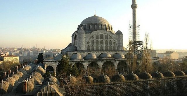 Mimar Sinan'ın camiyi gözden uzakta, ilgiyi çekmeyecek bir yerde inşa ettirmesi, Mihrimah Sultan'a duyduğu gizli aşkın bir ifadesi, bir yansıması olarak yorumlanmasına neden olmuştur.