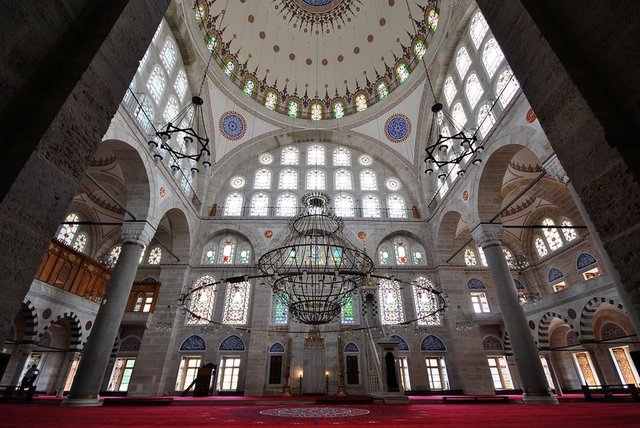 Kimi sanat tarihçilerinin iddialarına göre, Mihrimah Sultan adına yapılan külliyelerin duru, gösterişsiz ve asil duruşuna rağmen içinin alabildiğine aydınlık olmasında da Mimar Sinan'ın duygularının izlerini taşıyor.