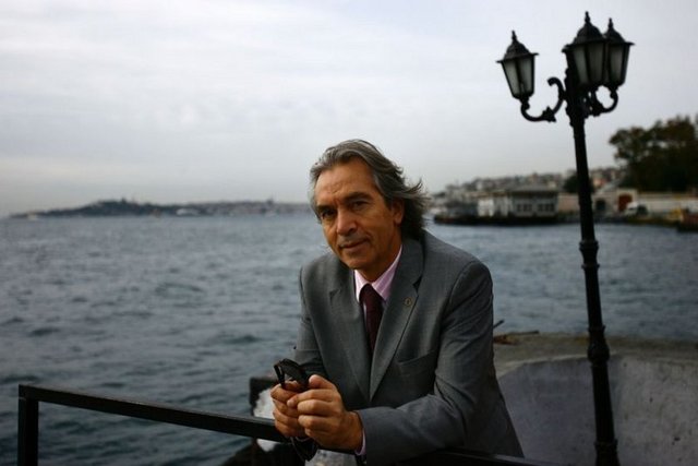 Prof. Dr. İskender Pala ise "Mimar Sinan, bir kadına âşık olsaydı bu kişi Mihrimah Sultan olurdu. Bana göre âşıktı ki iki abidede onun ismini bir araya getirdi. Adını kıyamete kadar yaşatacak iki abideye imza attı. Bunu yedi-sekiz sene evvel bir akşamüstü kendi gözlerimle gördüm. İki külliyeyi de gören bir yerde duruyordum, birinden güneş batarken, diğerinden ay doğuyordu. O an gözlerimdeki perde açıldı. Mimar Sinan, bilimadamı olduğu gibi aynı zamanda bir sanatçı. Şairlerle dost. Baki'yle yakın arkadaş. Eserlerinde de şiirsel bir anlatım olması çok doğal" demiştir.