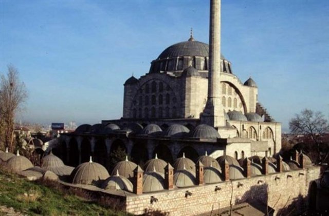 Mihrimah Sultan'ın statüsü iki minareli cami yaptırmaya yetmesine rağmen yalnızlığını simgelemesi anlamında tek minareli yapılmıştır bu cami.