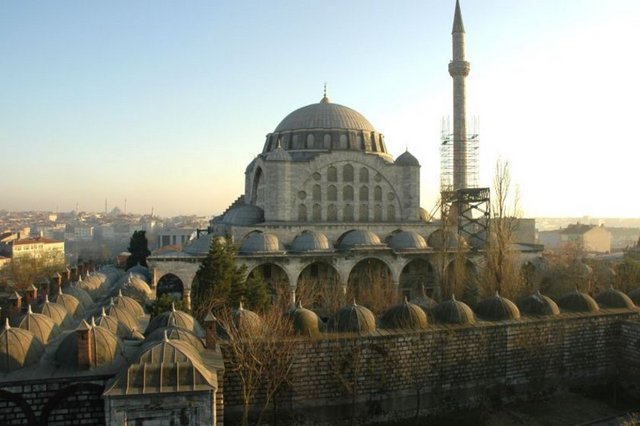 Bir diğeri de, Sinan'ın, Mihrimah Sultan'a olan aşkını tasvir ettiği cami olarak rivayet edilen Edirnekapı cami. Caminin kubbesi, dışarıdan bakıldığında, tüm ihtişamıyla tek başına yükselmektedir. Minaresi sadece bir tanedir. Minaresinin sadece bir tane olmasının nedeni ise şöyle bilinmektedir.