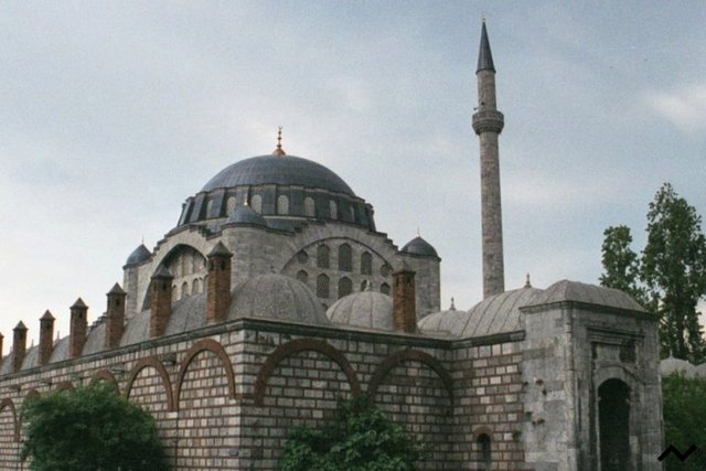 Edirnekapı Camii'nin tek minaresinin arkasından güneş batarken Üsküdar'daki caminin minareleri arasından ay doğmaktadır! Bu arada en etkileyici olan kısım ise; 21 Mart tarihi aynı zamanda Mihrimah Sultan'ın doğum günü olmasıdır.