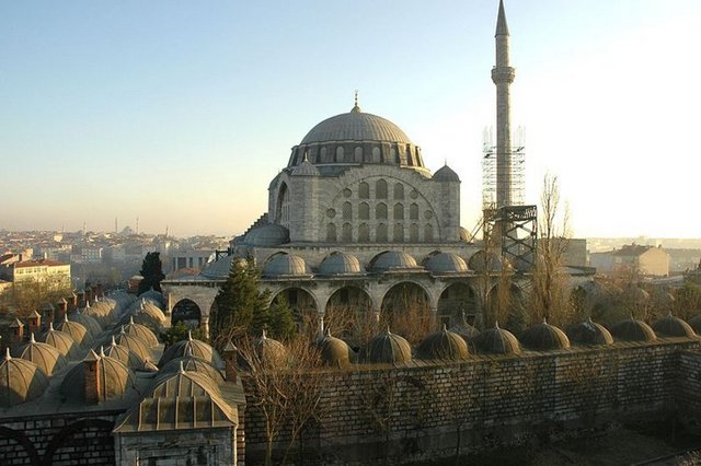 Mihrimah Sultan, Mimar Sinan'ı bir gün huzuruna çağırarak İstanbul'da güzel bir yerde kendi adına bir külliye yapmasını ister. Mihrimah, Sinan'ın "Nereye yapılmasını arzu edersiniz" sorusuna "Yerini sen seç" diye cevap verir. Bunun üzerine Mimar Sinan, 1540 yılında Üsküdar'daki Mihrimah Sultan Külliyesi'nin temelini atar. Külliye, 1548 yılında tamamlanır.